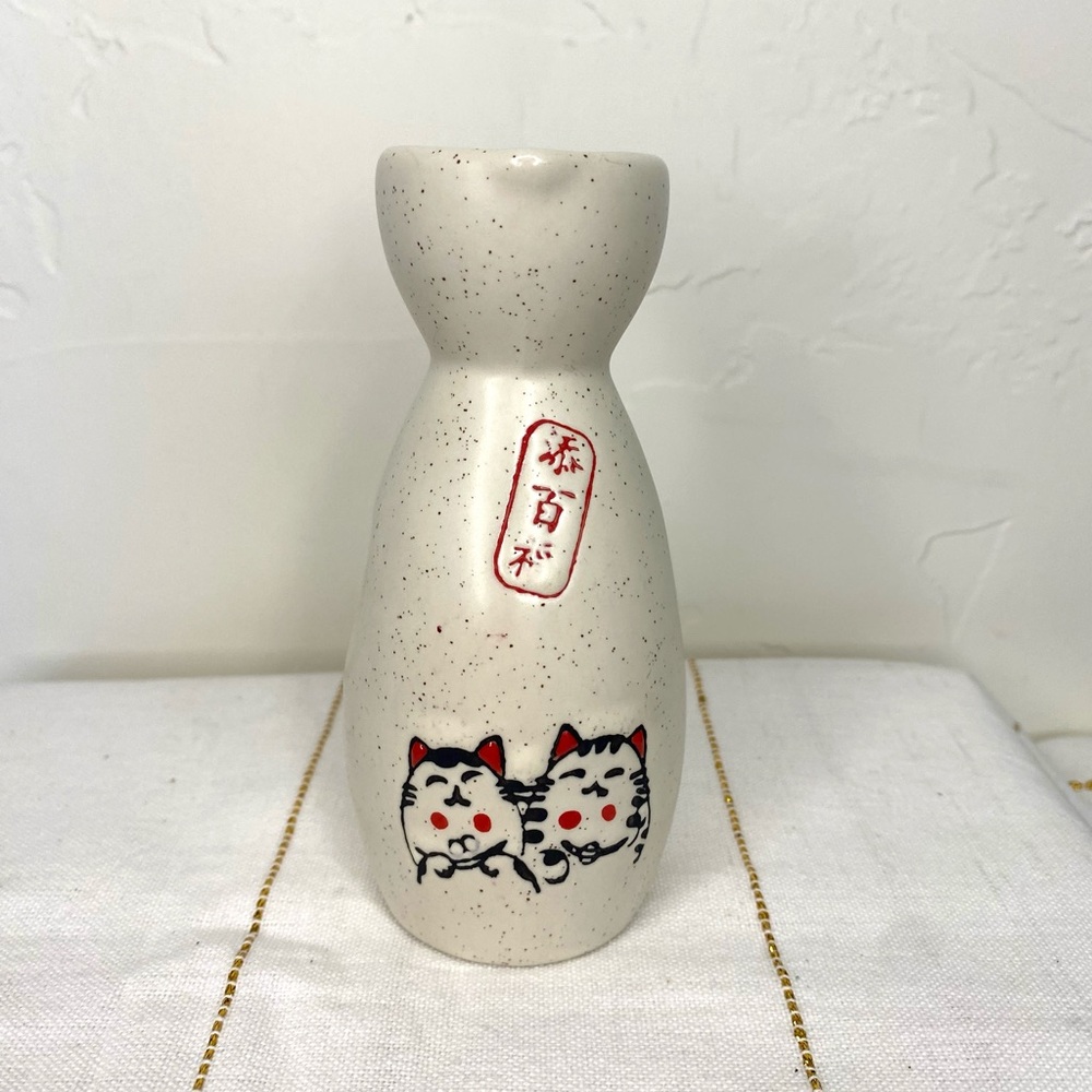 Japanese Style Traditional Ceramic Sake Pourer with Lucky Cat Design